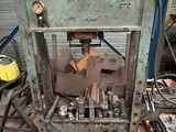 une machine posée sur le sol dans un garage
