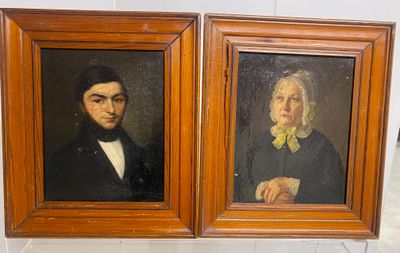 une paire de portraits représentant un homme et une femme portant un nœud papillon jaune