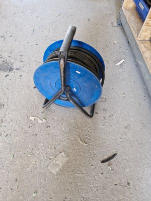 une image représentant un seau bleu et une paire de ciseaux posés par terre