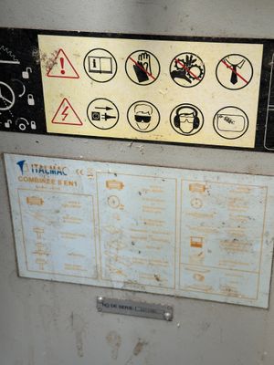 une photo d'un panneau apposé sur le côté d'une machine