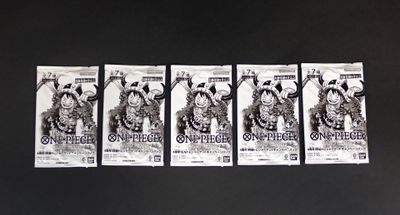 six billets de cinéma sur lesquels figure la photo d'une femme