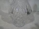 un pichet en verre transparent posé sur une surface blanche