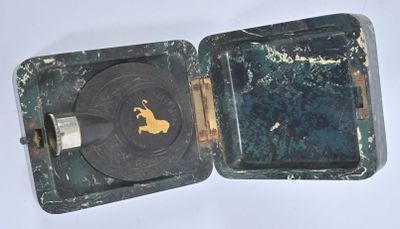 un vieux étui à cigarettes orné d'une image de cheval