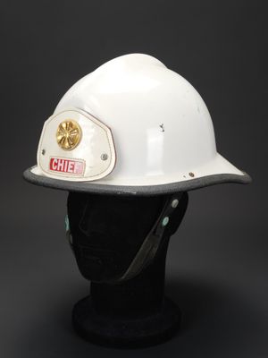 un gros plan sur un casque de pompier blanc posé sur la tête d'un mannequin