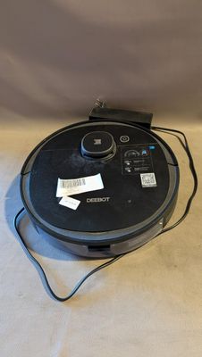 un robot noir posé sur une table
