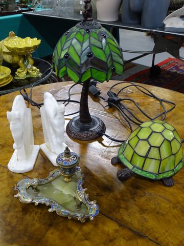 Veilleuse « tortue » et lampe de table à décor d’un singe assis e...