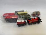 quatre petits trains posés sur une surface blanche