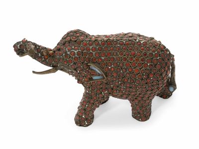 figurine d'éléphant en métal ornée de perles rouges et bleues