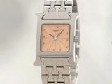 une montre en argent avec un cadran rose et un bracelet en argent