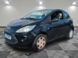 la photo d'une voiture bleue garée dans un garage