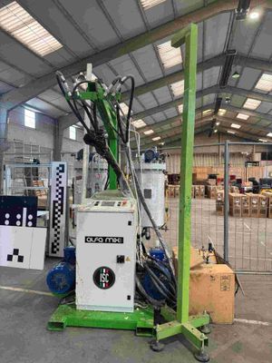 une machine qui se trouve à l'intérieur d'un bâtiment