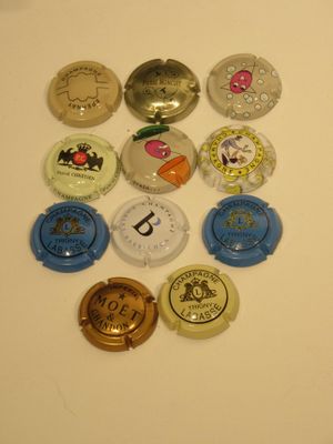 plein de capsules de bière posées sur une table