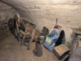 un tas de bois dans un coin de la pièce