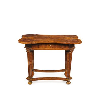 une vieille table en bois avec un tiroir en dessous sur fond blanc
