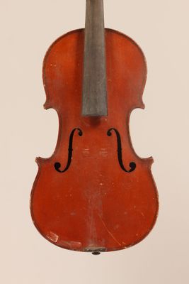 gros plan d'un violon avec un archet sur fond blanc