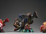 trois figurines de couleurs et de tailles différentes posées sur une table