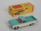 une petite voiture et une boîte posées sur une surface blanche