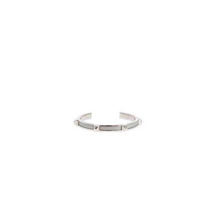 gros plan d'une bague en argent sur fond blanc