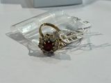 une bague en or sertie d'un grenat