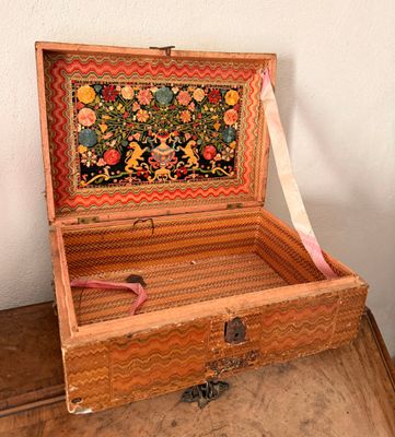 une petite boîte en bois ornée d'un motif floral