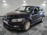 La Volkswagen Polo noire est garée dans une pièce au sol carrelé en damier.