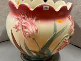 un vase posé sur une table, sur lequel est accrochée une étiquette