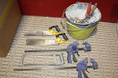 un seau d'outils posé par terre à côté d'un autre seau d'outils
