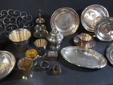 une table sur laquelle sont disposés de nombreux plats en argent