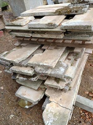 un tas de briques posé par terre à côté d'un bâtiment
