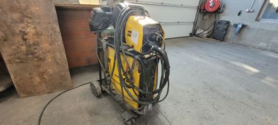 une photo d'une machine jaune et noire dans un garage