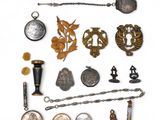 une photo représentant une collection d'objets anciens comprenant une montre de poche, une chaîne, une montre de poche, une montre de poche, une montre de poche et une montre de poche
