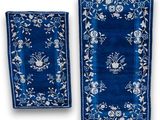 une paire de tapis bleus et blancs à motifs floraux