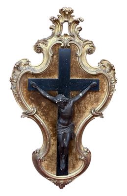 une statue de jésus en croix sur le mur