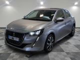 la voiture argentée est garée sur un sol en damier dans le garage