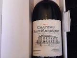 une bouteille de vin dans une boîte blanche posée sur une table