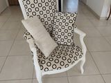 une chaise sur laquelle est posé un coussin, dans une pièce