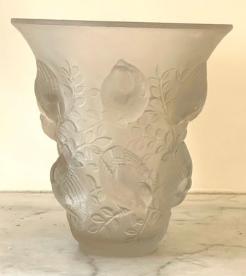 R. LALIQUE FRANCE : Vase SAINT-FRANCOIS en verre blanc moulé…