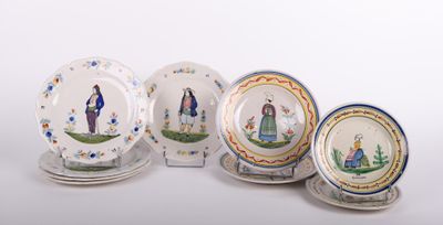 quatre assiettes avec l'image d'un homme et d'une femme