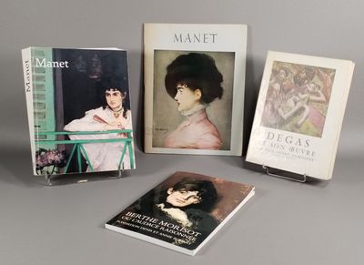 trois livres sont posés sur une table les uns à côté des autres