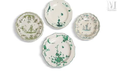 quatre assiettes recouvertes de peinture verte sont disposées sur une surface blanche
