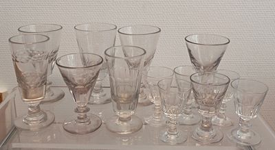 réunion de 15 verres à absinthe (egrenure)
