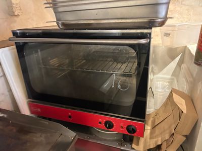 un grille-pain four posé sur un comptoir dans une cuisine