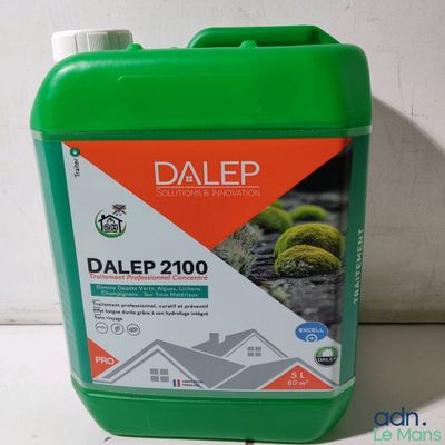 un gros plan sur un gallon de liquide Dalep posé sur une table