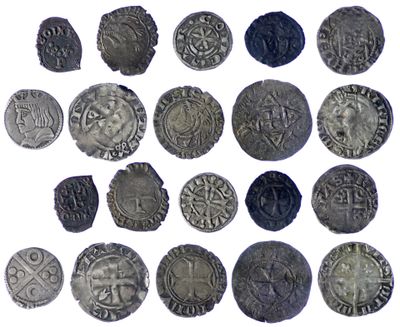 une image représentant un ensemble de pièces d'argent posées sur une surface blanche