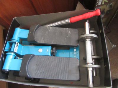 une boîte contenant une paire de pédales
