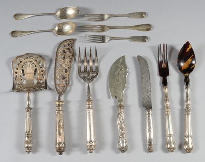 beaucoup de cuillères et de fourchettes en argent sur la table