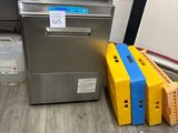 un lave-vaisselle argenté posé à côté d'une boîte jaune et bleue