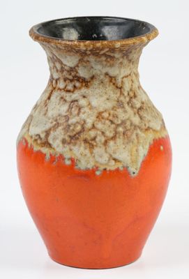 un vase orange et blanc avec un couvercle noir sur fond blanc