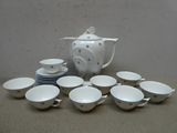 beaucoup de tasses et une théière sur la table