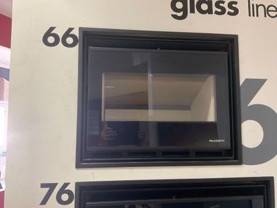 deux téléviseurs à cadre noir accrochés au mur de la pièce